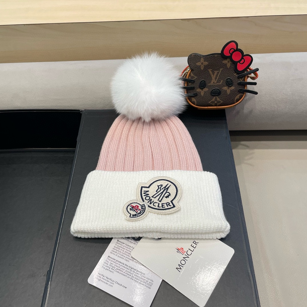  蒙口双标logo。针织毛线帽！小姐姐的冬日最爱～随便搭配什么衣服都好看！又减龄又显可爱的一款～颜色很多