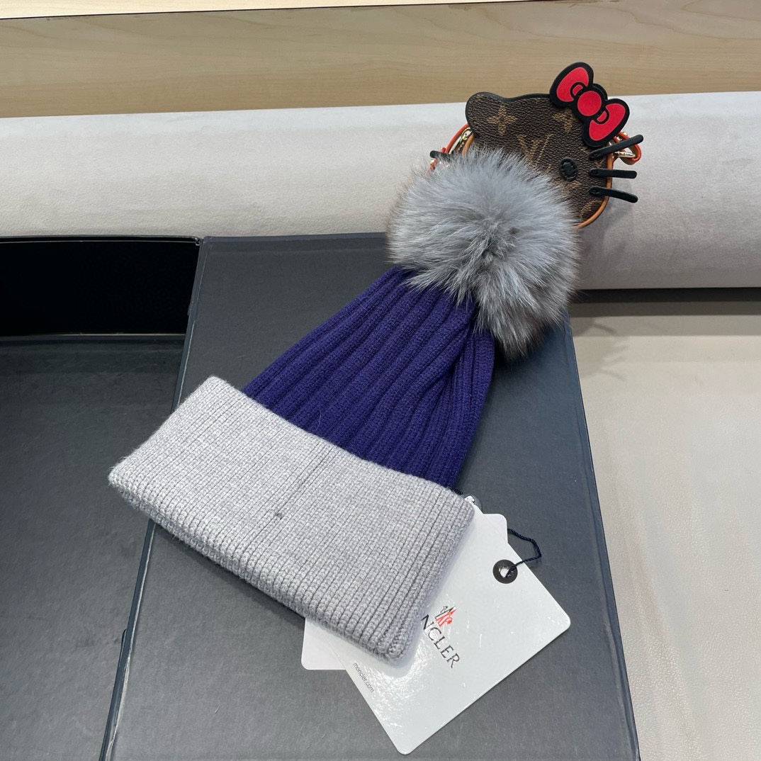  蒙口双标logo。针织毛线帽！小姐姐的冬日最爱～随便搭配什么衣服都好看！又减龄又显可爱的一款～颜色很多