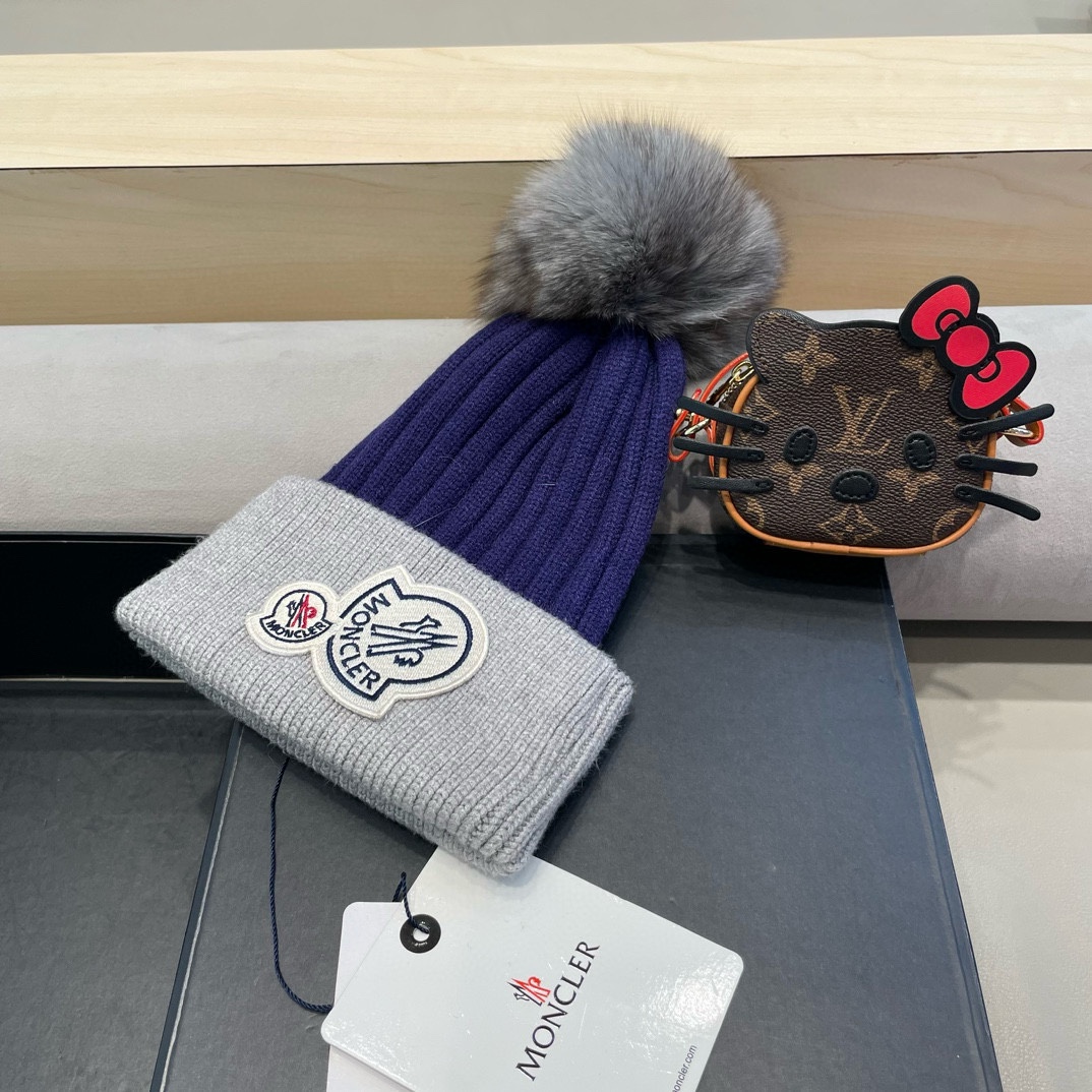  蒙口双标logo。针织毛线帽！小姐姐的冬日最爱～随便搭配什么衣服都好看！又减龄又显可爱的一款～颜色很多