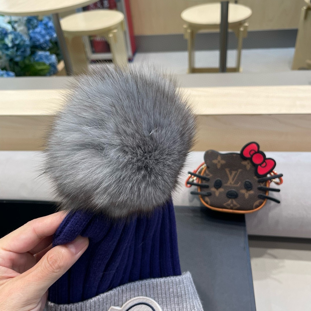  蒙口双标logo。针织毛线帽！小姐姐的冬日最爱～随便搭配什么衣服都好看！又减龄又显可爱的一款～颜色很多