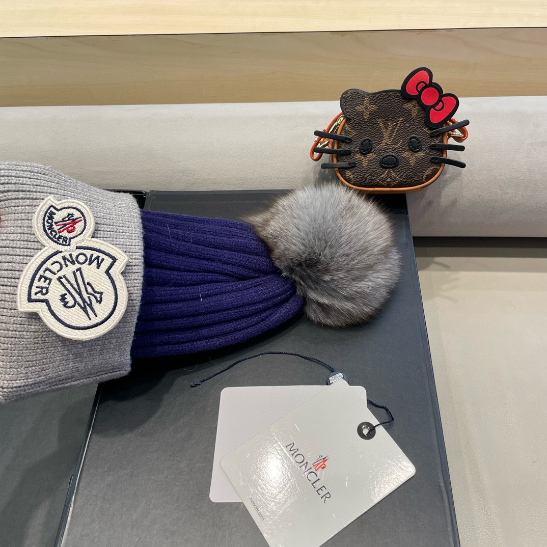  蒙口双标logo。针织毛线帽！小姐姐的冬日最爱～随便搭配什么衣服都好看！又减龄又显可爱的一款～颜色很多