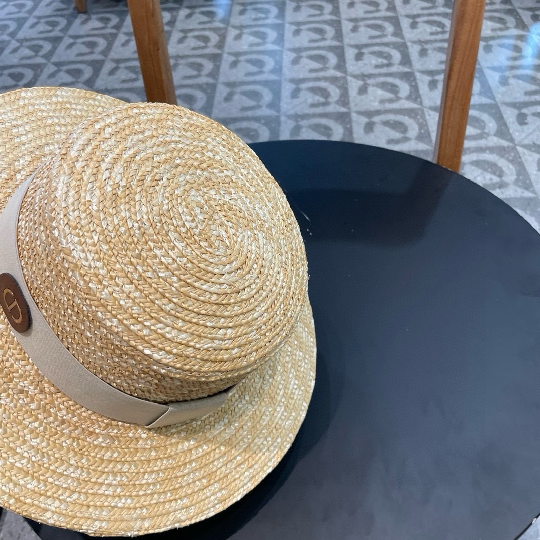  DIOR👒迪奥 春夏新麦杆草帽👏简约大方，百搭单品～出街首选，新款帽型超美腻，新品上架