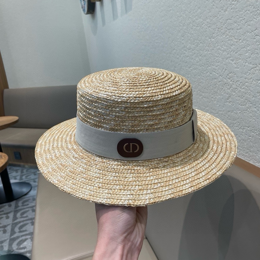  DIOR👒迪奥 春夏新麦杆草帽👏简约大方，百搭单品～出街首选，新款帽型超美腻，新品上架
