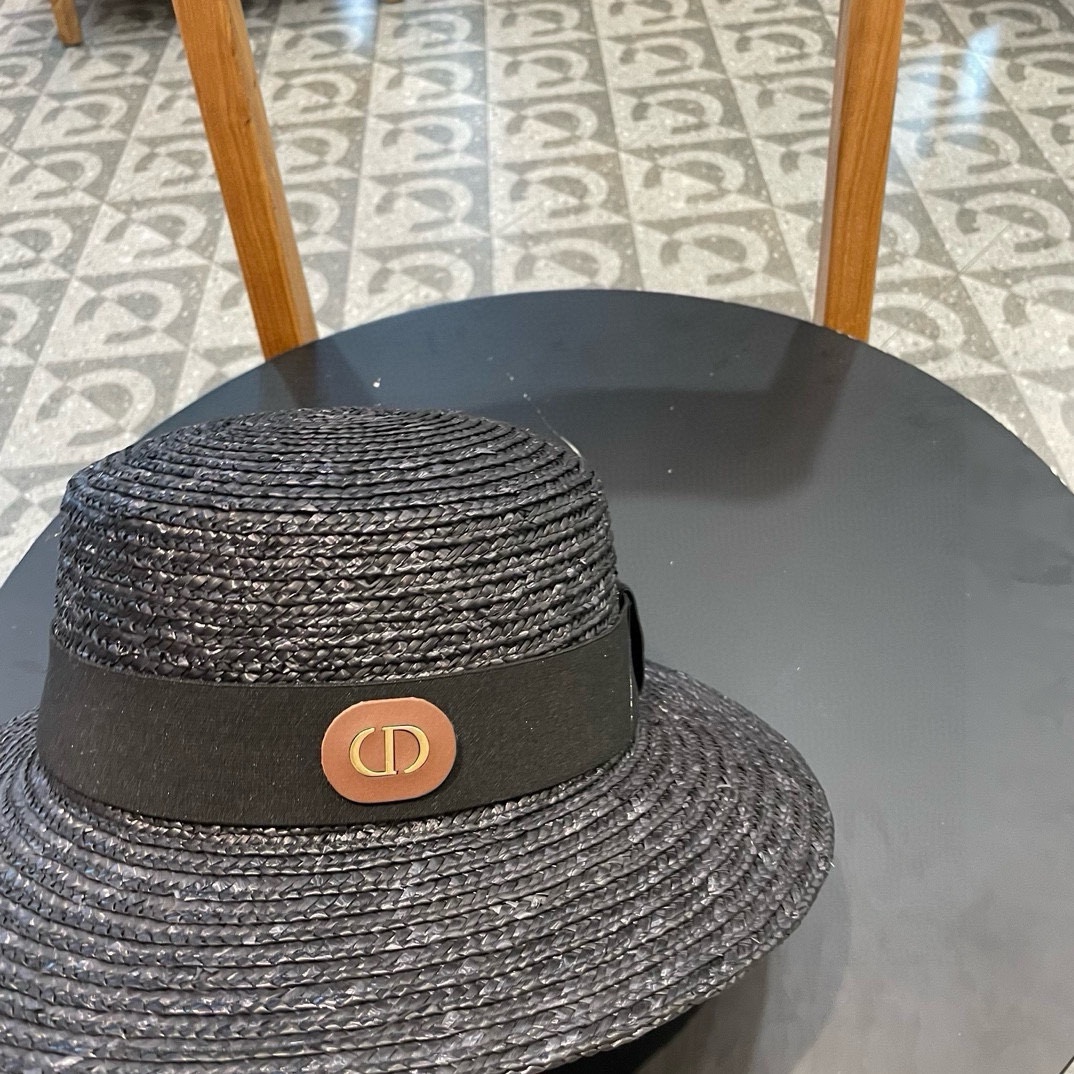  DIOR👒迪奥 春夏新麦杆草帽👏简约大方，百搭单品～出街首选，新款帽型超美腻，新品上架