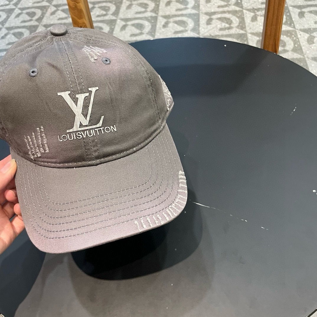   LV牛仔色新款棒球帽
日常通勤搭配的加分神器
经典素色帽型非常百搭
可调节的设计对各种头型都友好