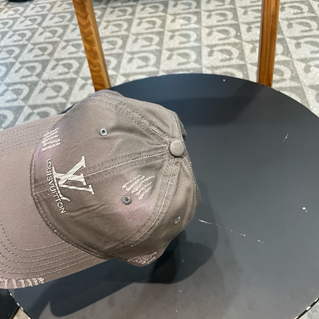   LV牛仔色新款棒球帽
日常通勤搭配的加分神器
经典素色帽型非常百搭
可调节的设计对各种头型都友好