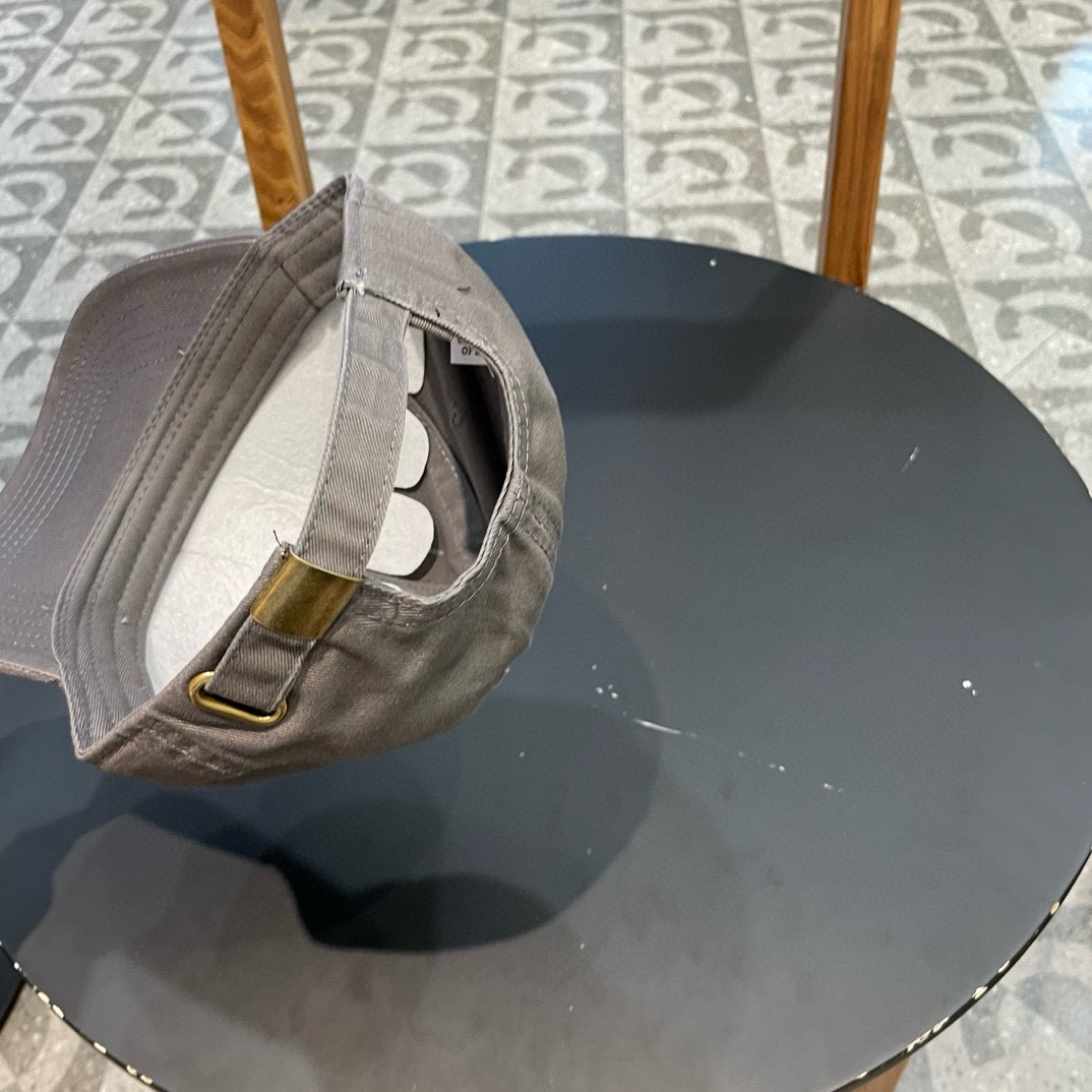   LV牛仔色新款棒球帽
日常通勤搭配的加分神器
经典素色帽型非常百搭
可调节的设计对各种头型都友好