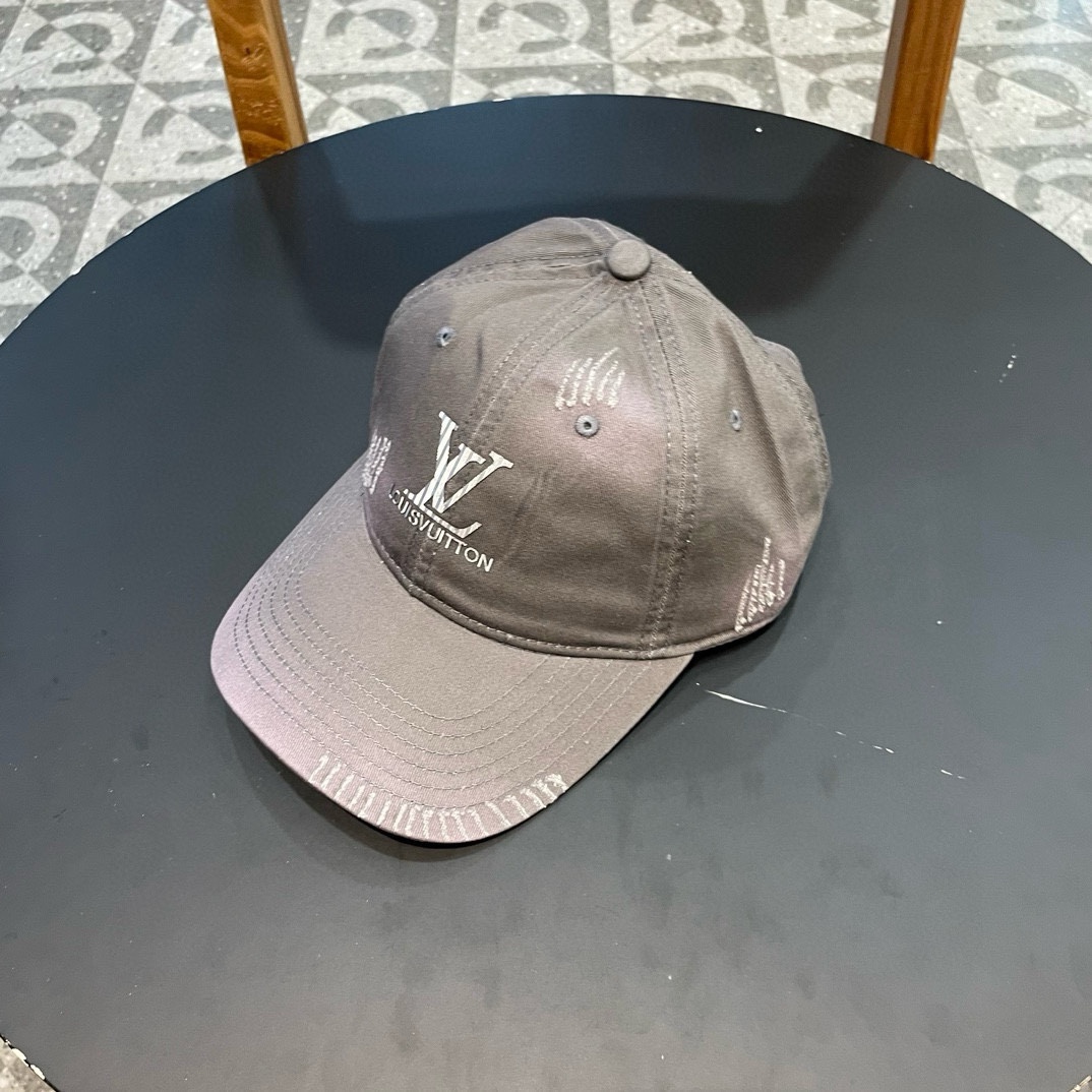   LV牛仔色新款棒球帽
日常通勤搭配的加分神器
经典素色帽型非常百搭
可调节的设计对各种头型都友好