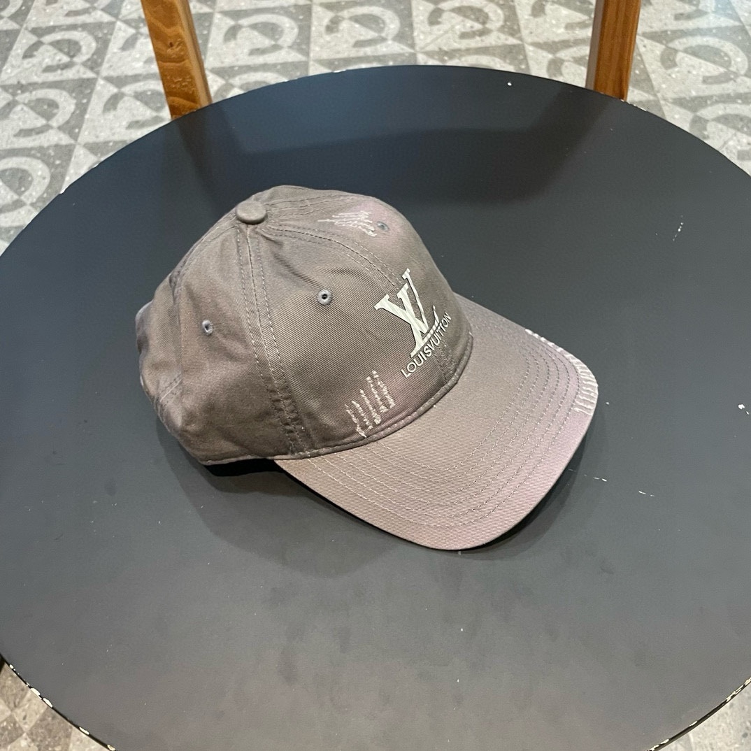   LV牛仔色新款棒球帽
日常通勤搭配的加分神器
经典素色帽型非常百搭
可调节的设计对各种头型都友好