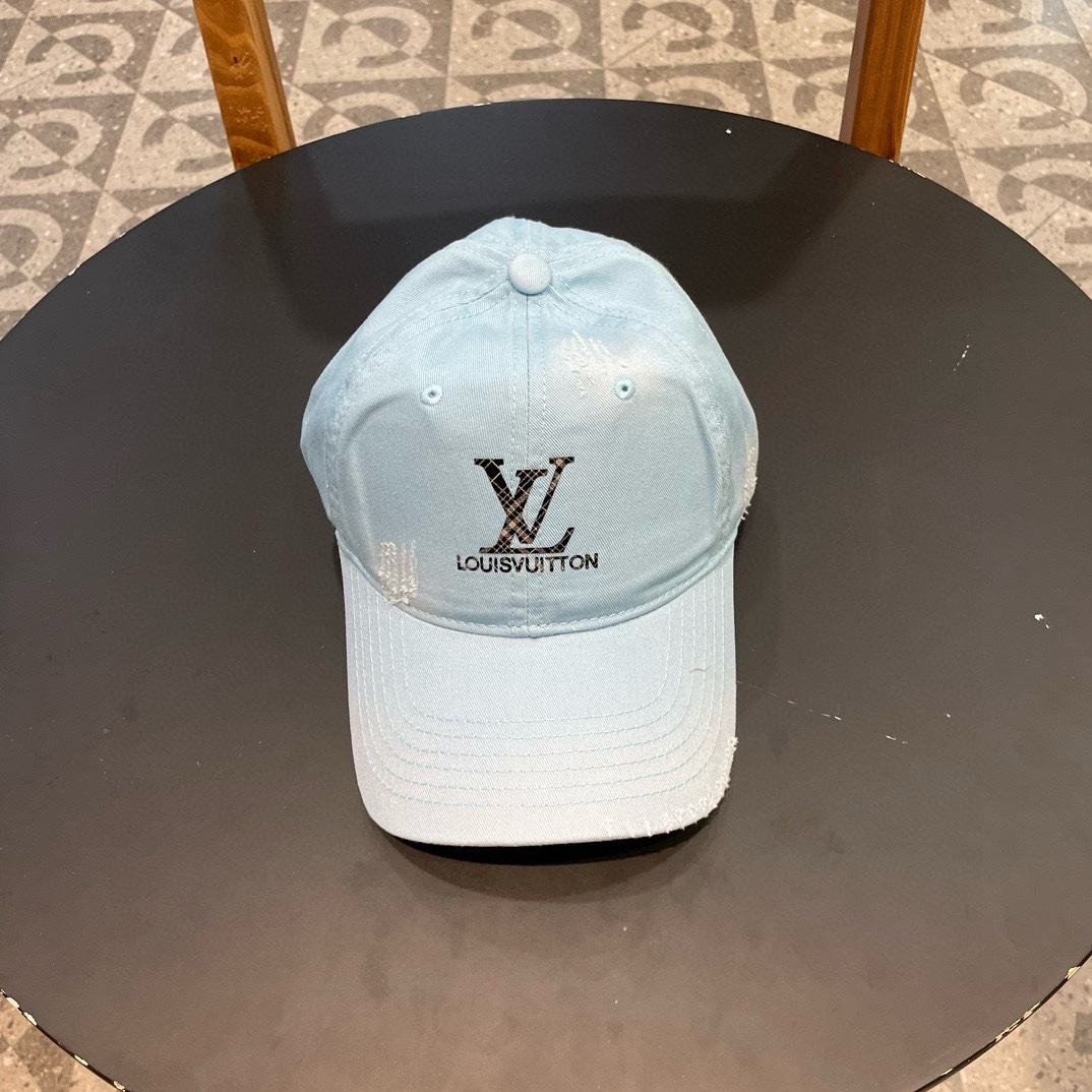   LV牛仔色新款棒球帽
日常通勤搭配的加分神器
经典素色帽型非常百搭
可调节的设计对各种头型都友好