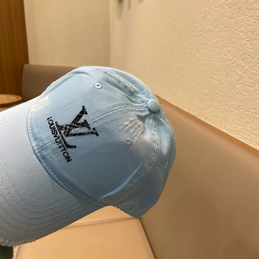   LV牛仔色新款棒球帽
日常通勤搭配的加分神器
经典素色帽型非常百搭
可调节的设计对各种头型都友好