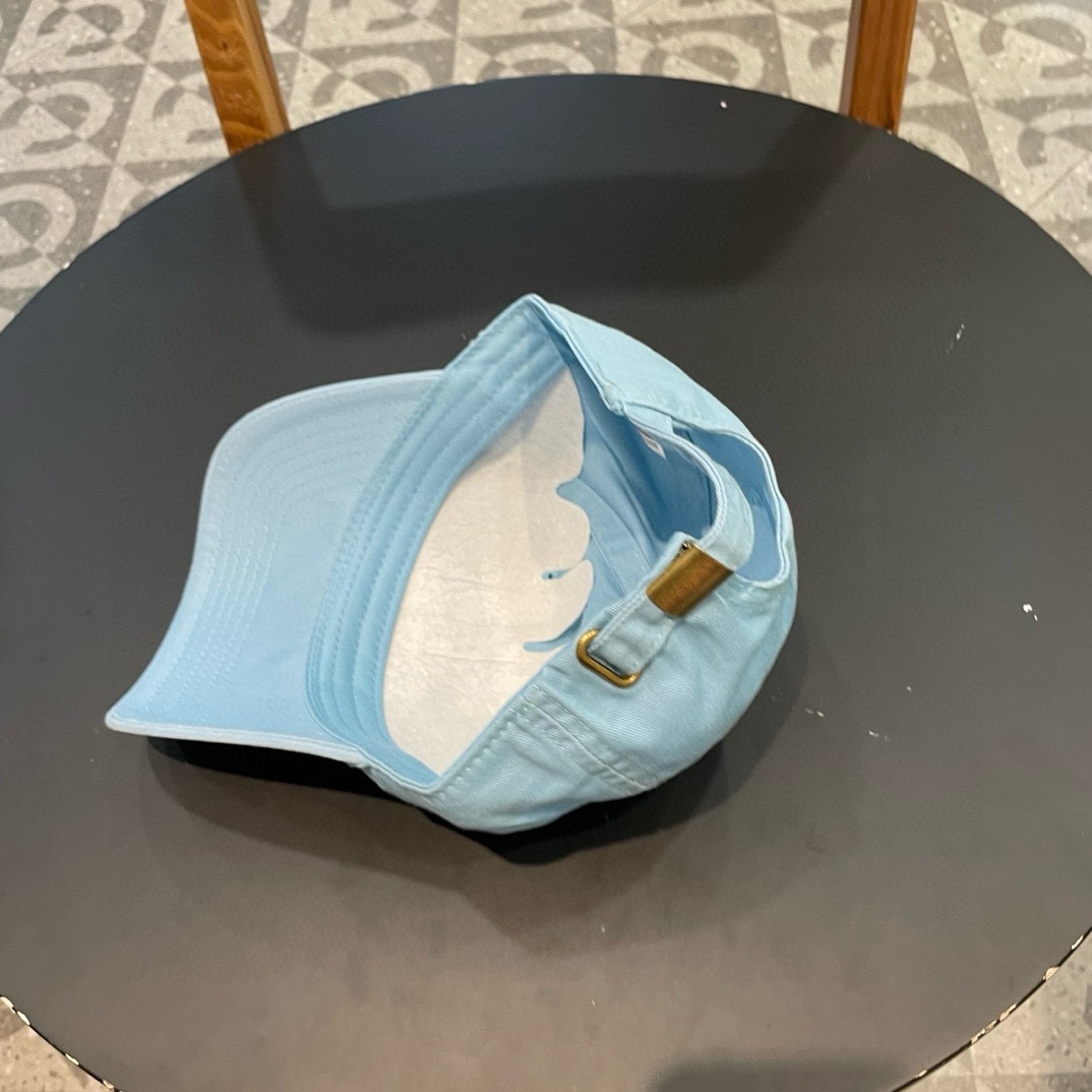   LV牛仔色新款棒球帽
日常通勤搭配的加分神器
经典素色帽型非常百搭
可调节的设计对各种头型都友好