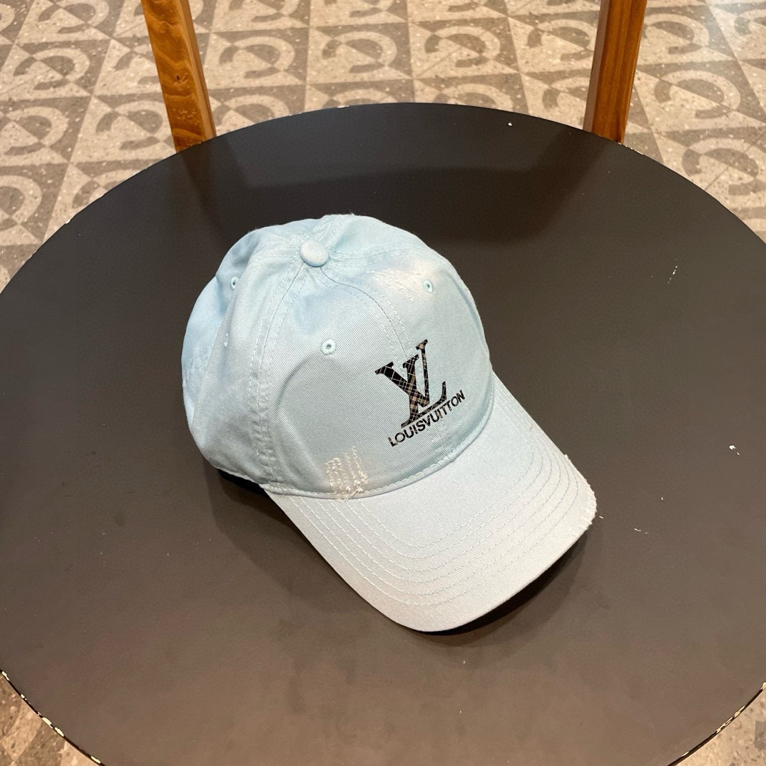   LV牛仔色新款棒球帽
日常通勤搭配的加分神器
经典素色帽型非常百搭
可调节的设计对各种头型都友好