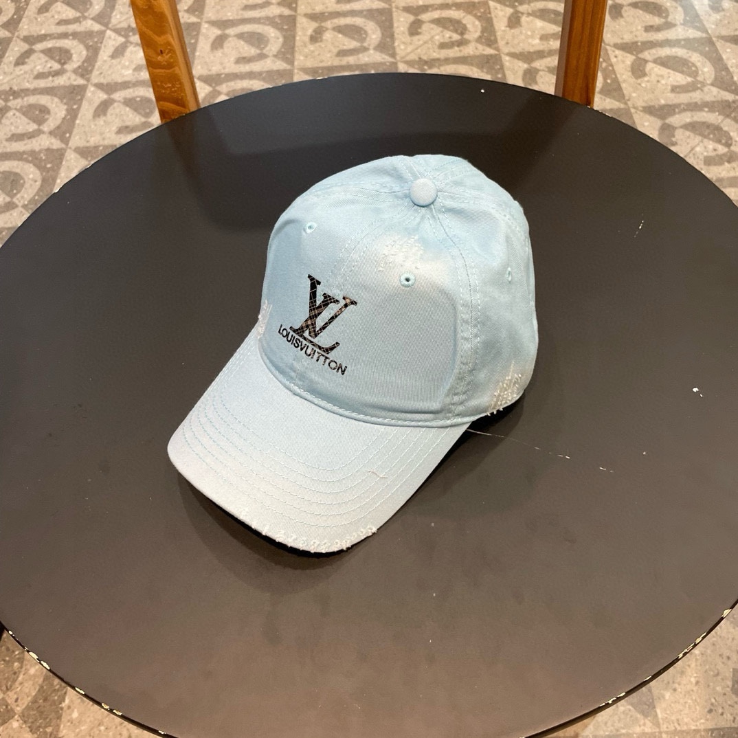   LV牛仔色新款棒球帽
日常通勤搭配的加分神器
经典素色帽型非常百搭
可调节的设计对各种头型都友好