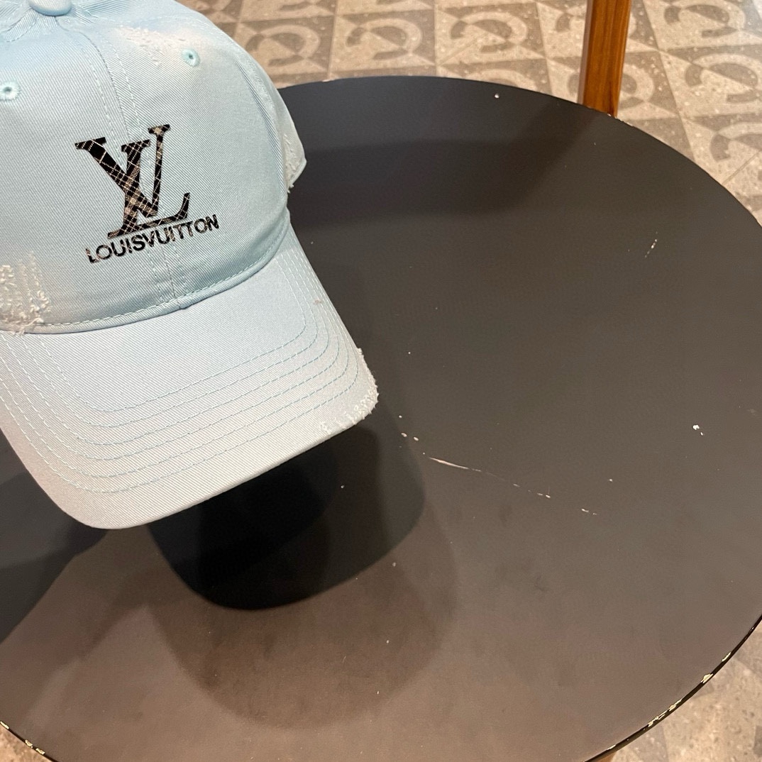   LV牛仔色新款棒球帽
日常通勤搭配的加分神器
经典素色帽型非常百搭
可调节的设计对各种头型都友好