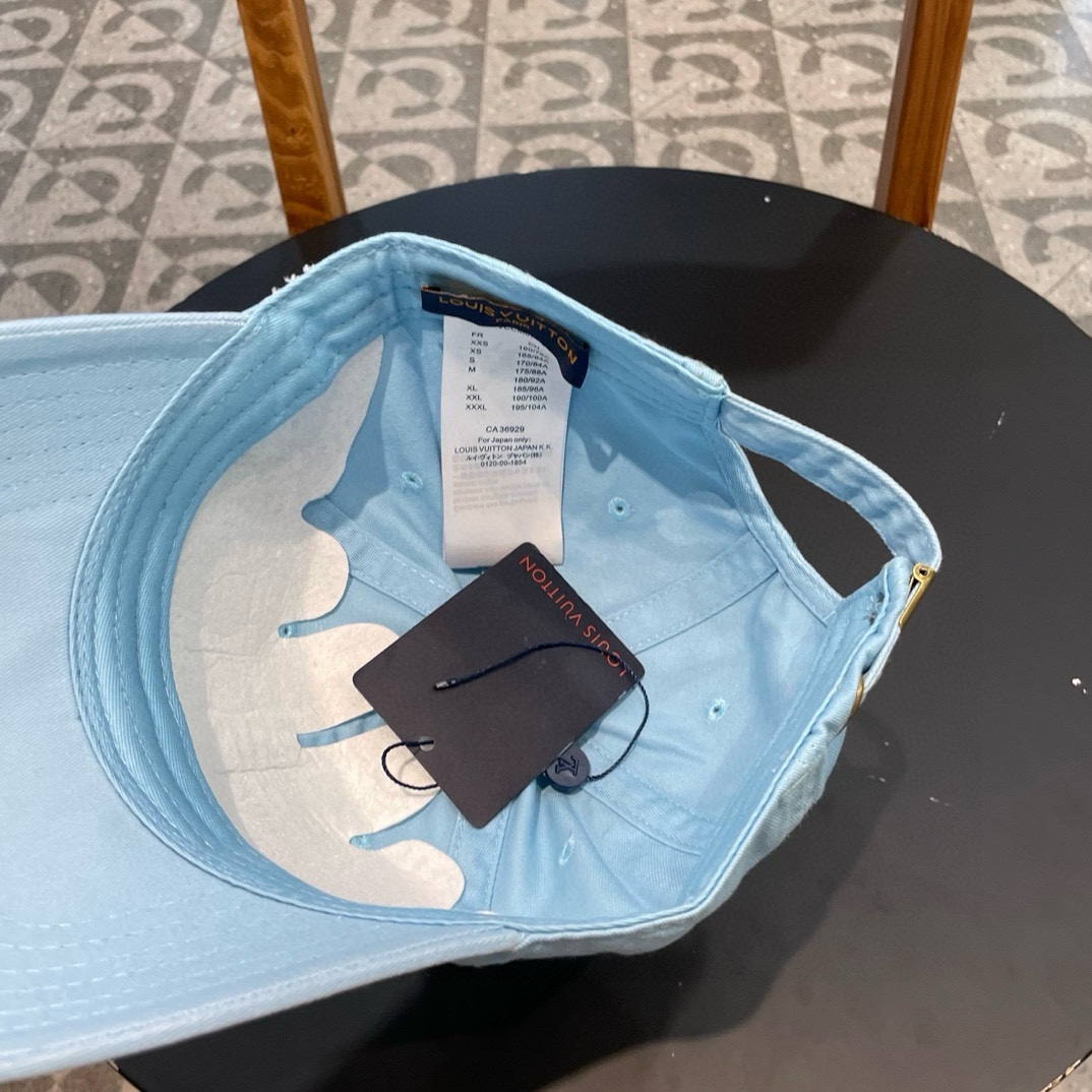   LV牛仔色新款棒球帽
日常通勤搭配的加分神器
经典素色帽型非常百搭
可调节的设计对各种头型都友好