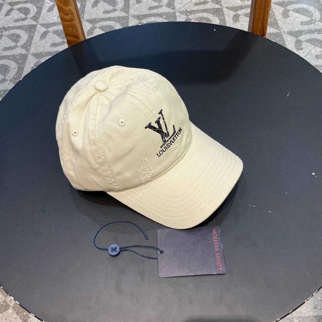   LV牛仔色新款棒球帽
日常通勤搭配的加分神器
经典素色帽型非常百搭
可调节的设计对各种头型都友好