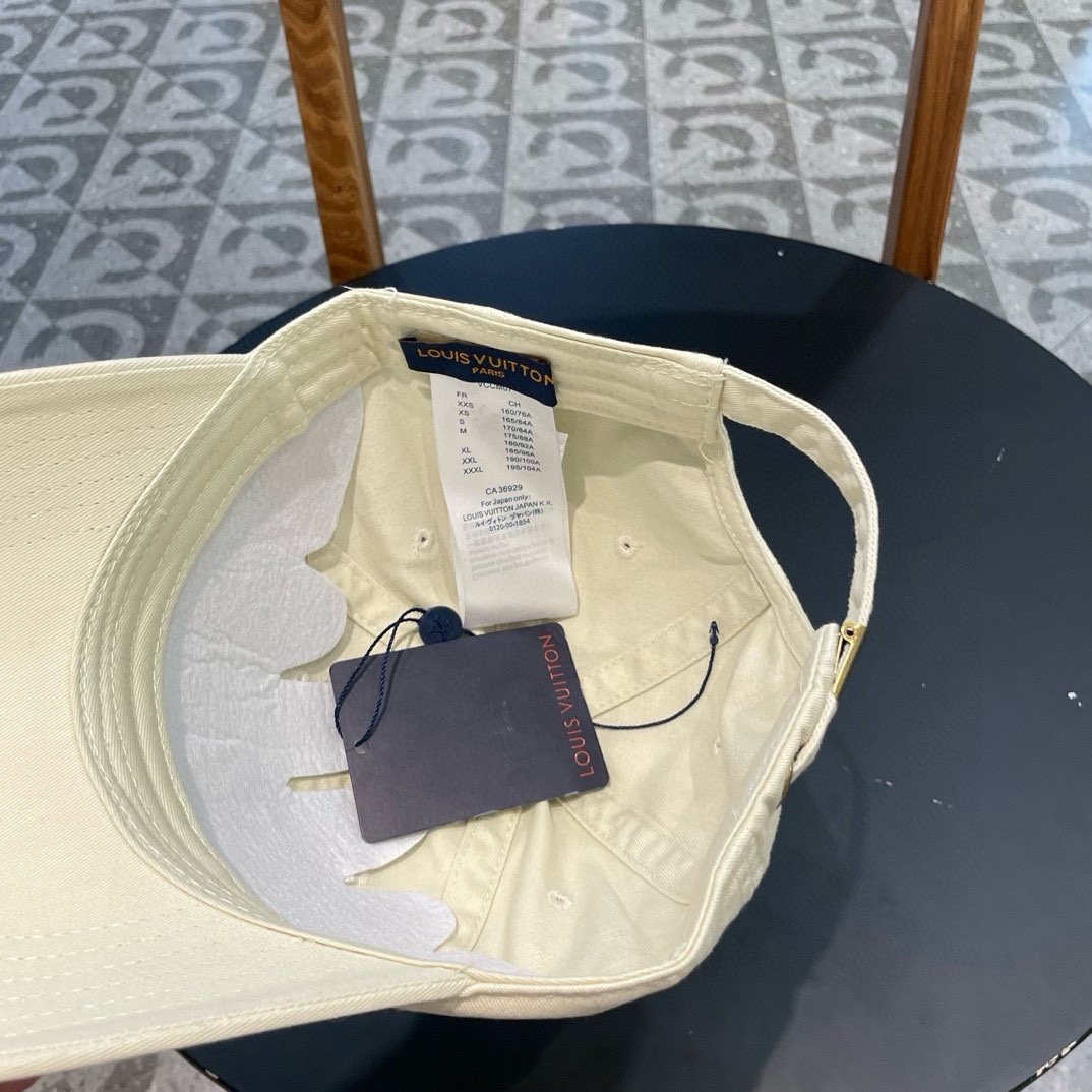   LV牛仔色新款棒球帽
日常通勤搭配的加分神器
经典素色帽型非常百搭
可调节的设计对各种头型都友好