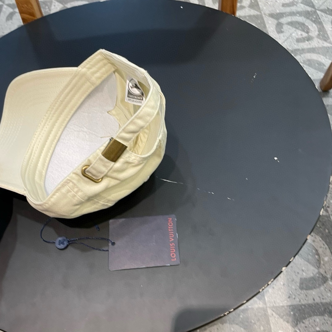  LV牛仔色新款棒球帽
日常通勤搭配的加分神器
经典素色帽型非常百搭
可调节的设计对各种头型都友好