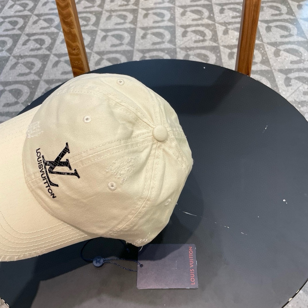   LV牛仔色新款棒球帽
日常通勤搭配的加分神器
经典素色帽型非常百搭
可调节的设计对各种头型都友好