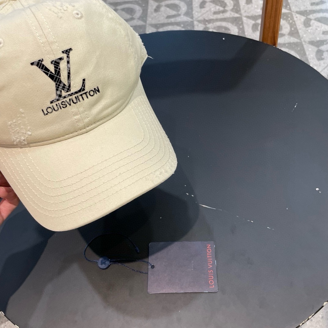   LV牛仔色新款棒球帽
日常通勤搭配的加分神器
经典素色帽型非常百搭
可调节的设计对各种头型都友好