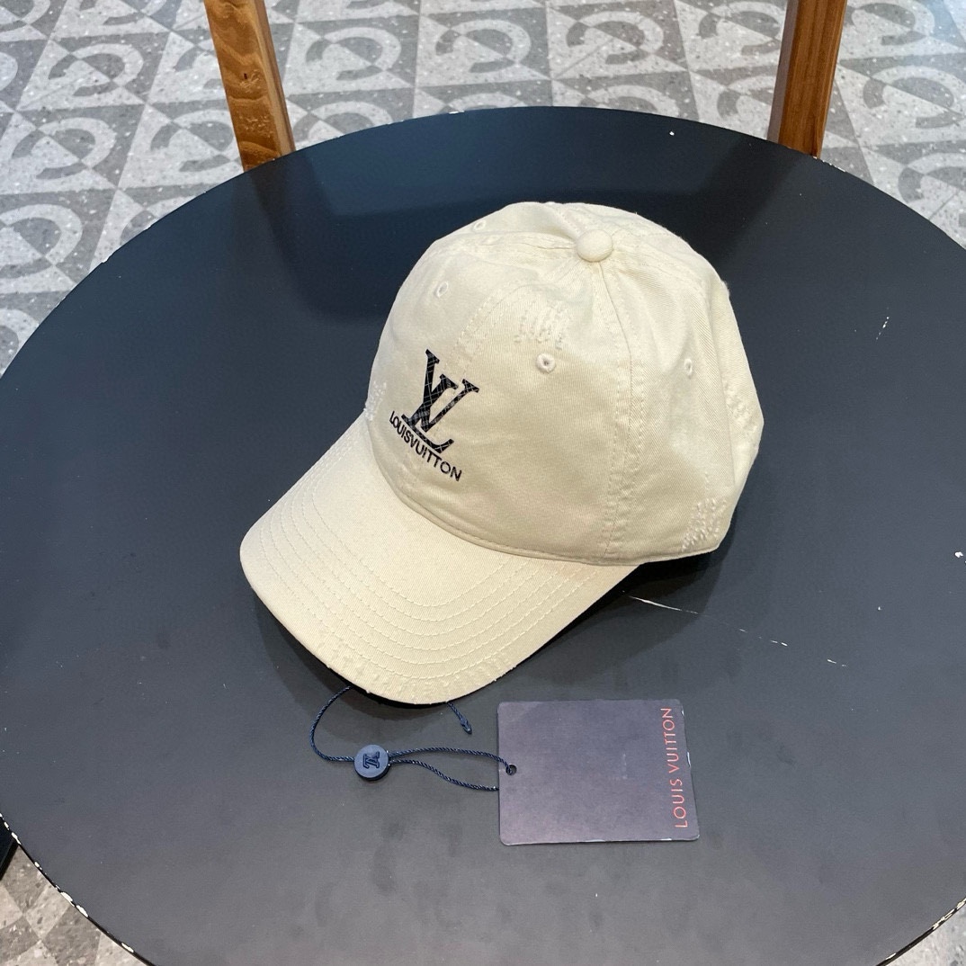   LV牛仔色新款棒球帽
日常通勤搭配的加分神器
经典素色帽型非常百搭
可调节的设计对各种头型都友好