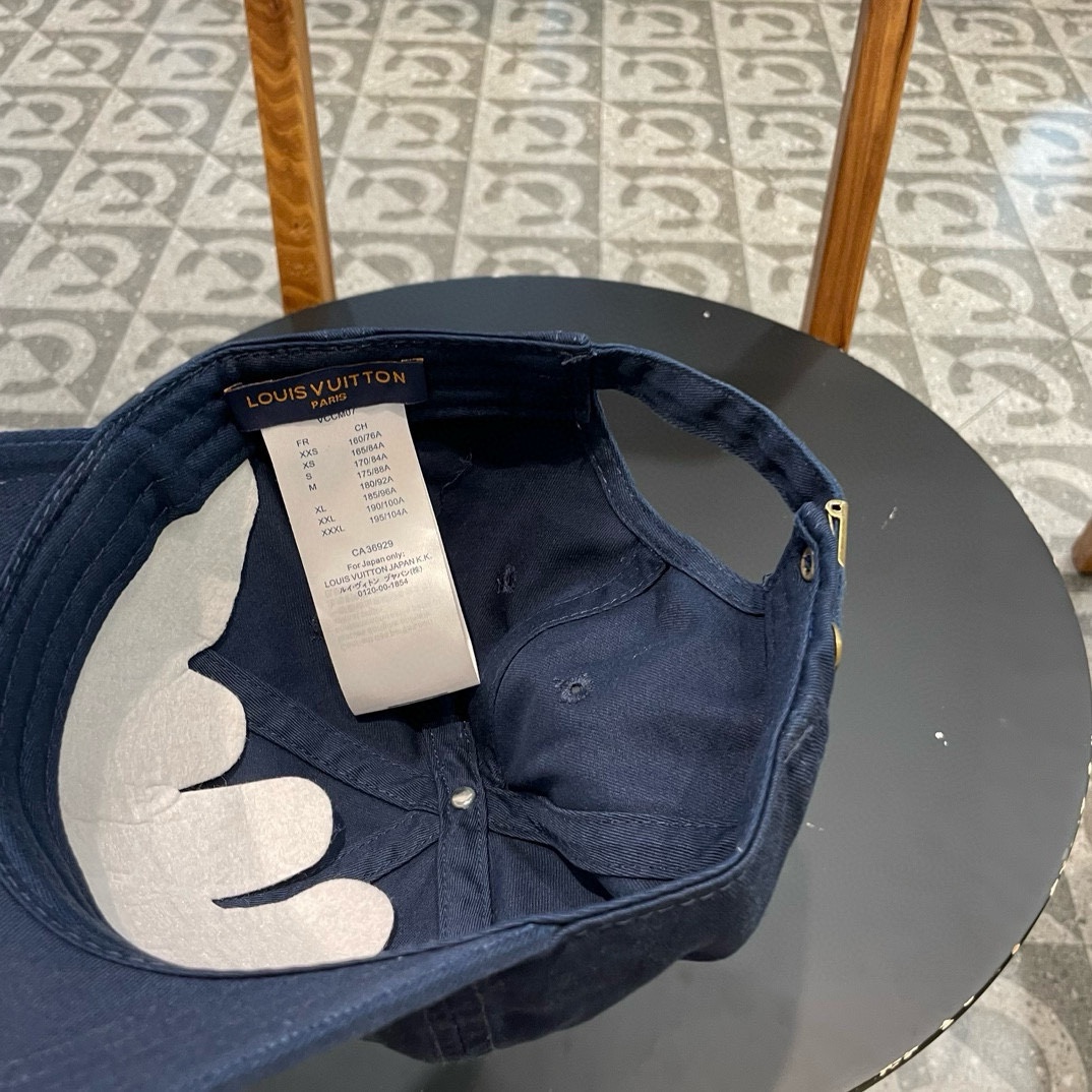   LV牛仔色新款棒球帽
日常通勤搭配的加分神器
经典素色帽型非常百搭
可调节的设计对各种头型都友好