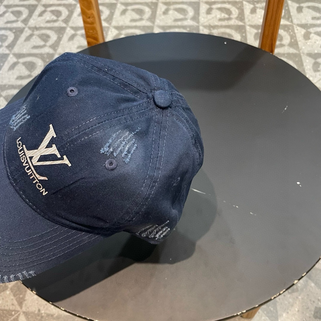  LV牛仔色新款棒球帽
日常通勤搭配的加分神器
经典素色帽型非常百搭
可调节的设计对各种头型都友好