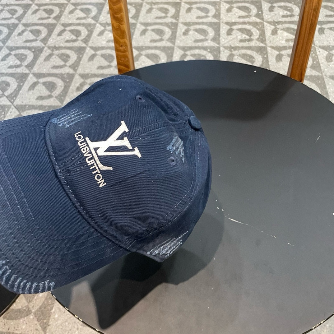   LV牛仔色新款棒球帽
日常通勤搭配的加分神器
经典素色帽型非常百搭
可调节的设计对各种头型都友好