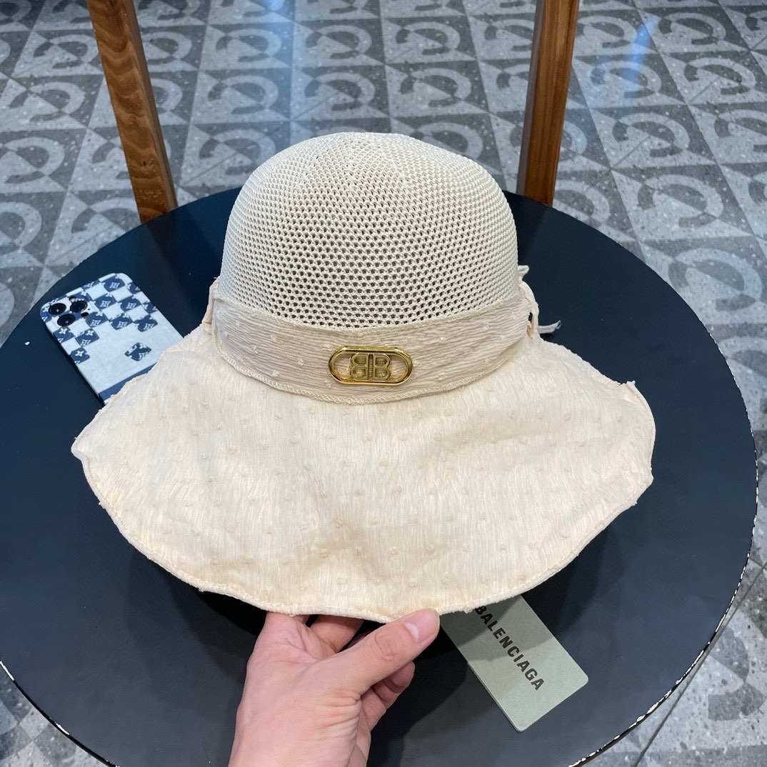 
巴黎世家新款渔夫帽
工艺面料设计感满满