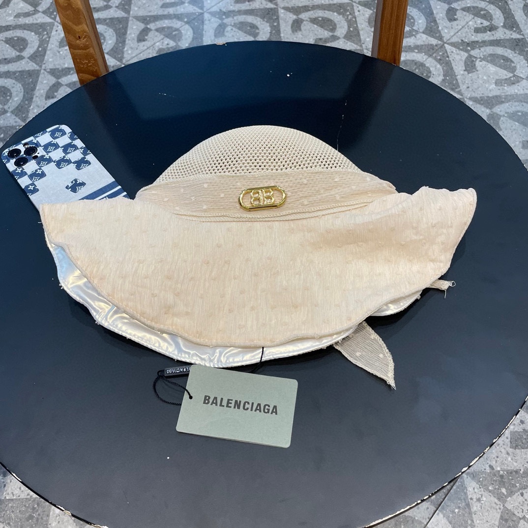 
巴黎世家新款渔夫帽
工艺面料设计感满满