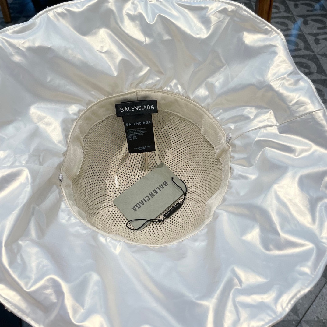 
巴黎世家新款渔夫帽
工艺面料设计感满满