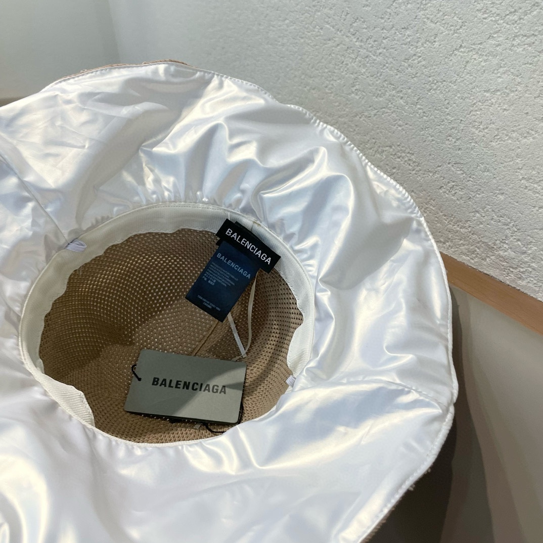 
巴黎世家新款渔夫帽
工艺面料设计感满满