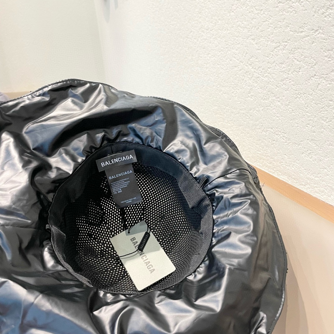 
巴黎世家新款渔夫帽
工艺面料设计感满满