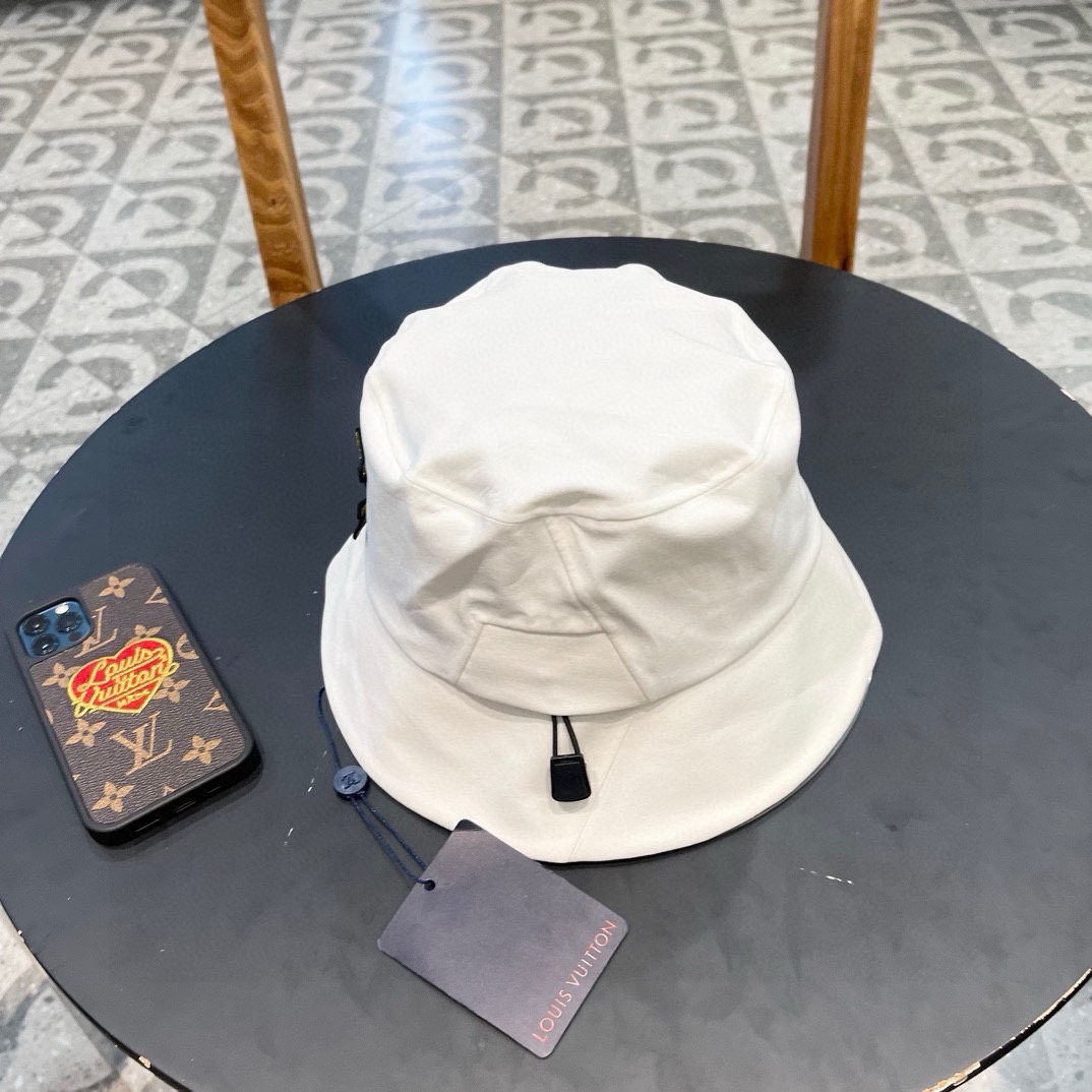  LV渔夫帽🧢新款路易威登渔夫帽🧢 火爆出货，百搭单品🥰随便搭配都很好看 质量超赞👍 时尚百搭