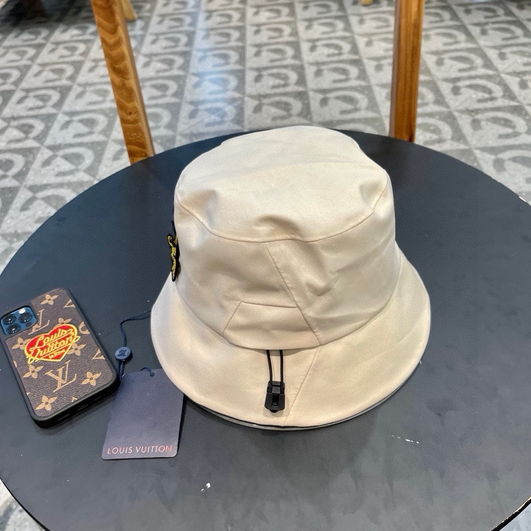  LV渔夫帽🧢新款路易威登渔夫帽🧢 火爆出货，百搭单品🥰随便搭配都很好看 质量超赞👍 时尚百搭
