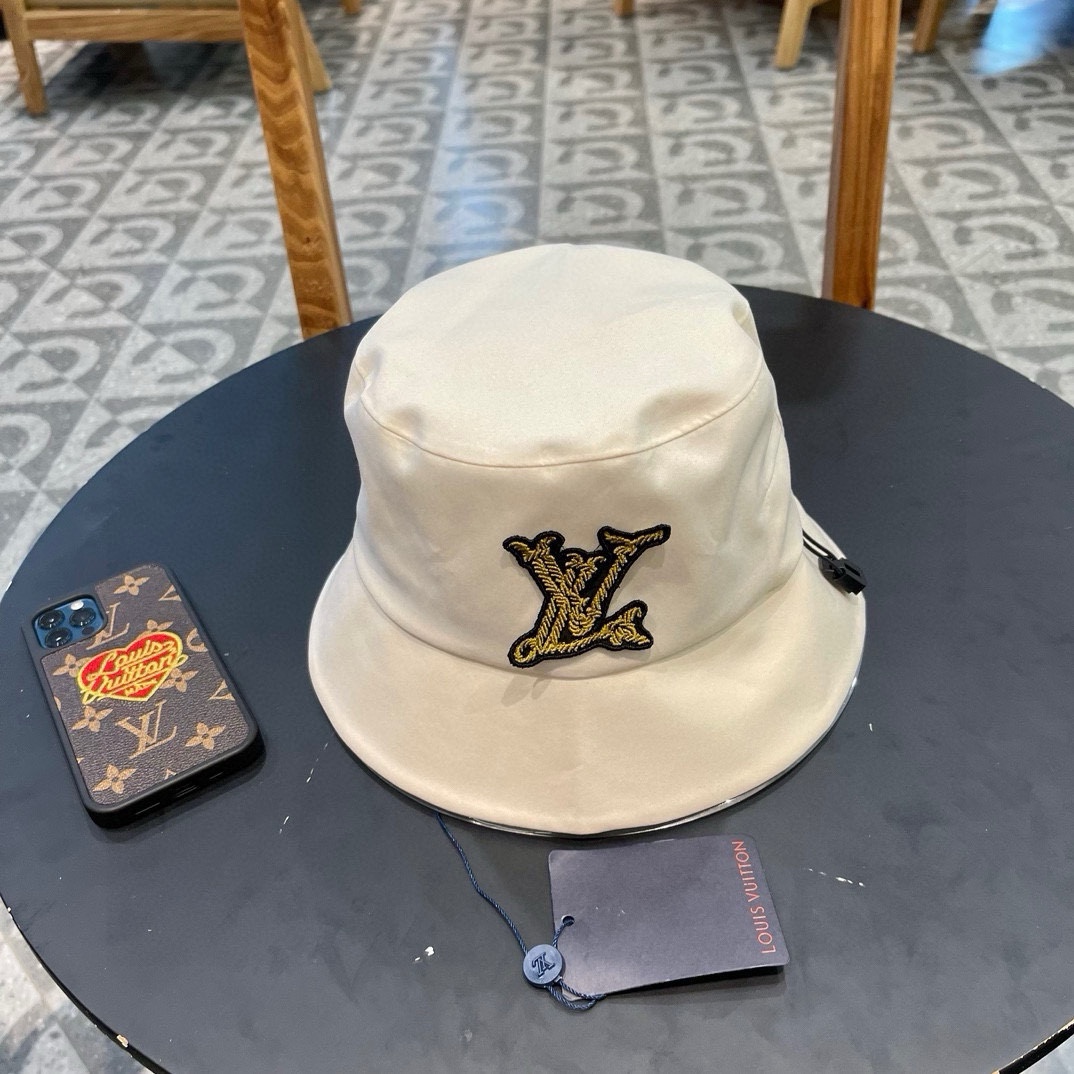  LV渔夫帽🧢新款路易威登渔夫帽🧢 火爆出货，百搭单品🥰随便搭配都很好看 质量超赞👍 时尚百搭