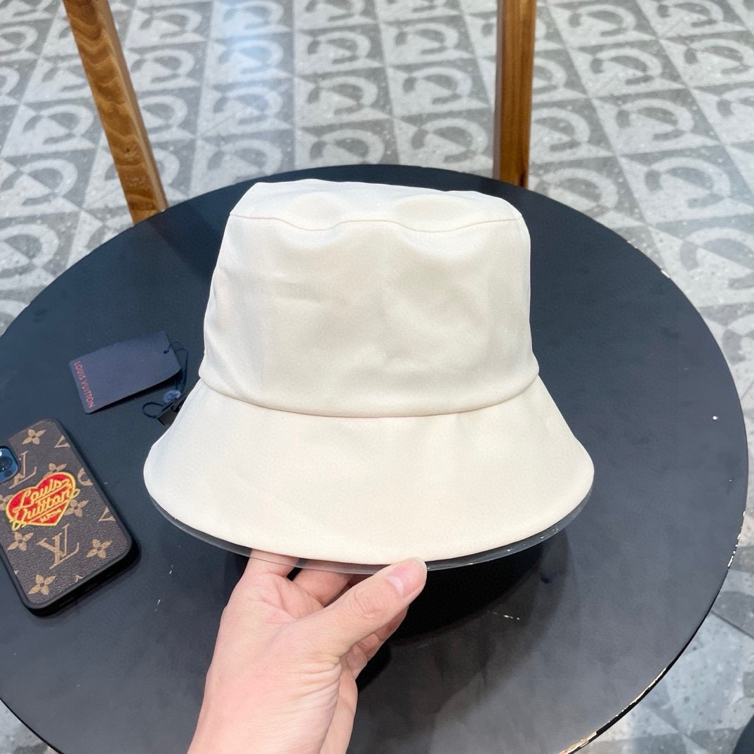  LV渔夫帽🧢新款路易威登渔夫帽🧢 火爆出货，百搭单品🥰随便搭配都很好看 质量超赞👍 时尚百搭