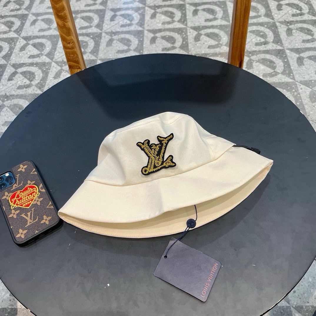  LV渔夫帽🧢新款路易威登渔夫帽🧢 火爆出货，百搭单品🥰随便搭配都很好看 质量超赞👍 时尚百搭