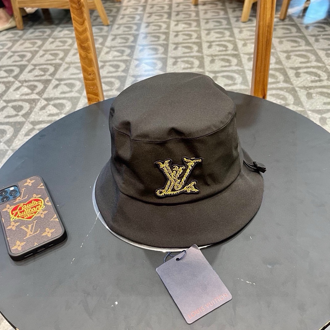  LV渔夫帽🧢新款路易威登渔夫帽🧢 火爆出货，百搭单品🥰随便搭配都很好看 质量超赞👍 时尚百搭