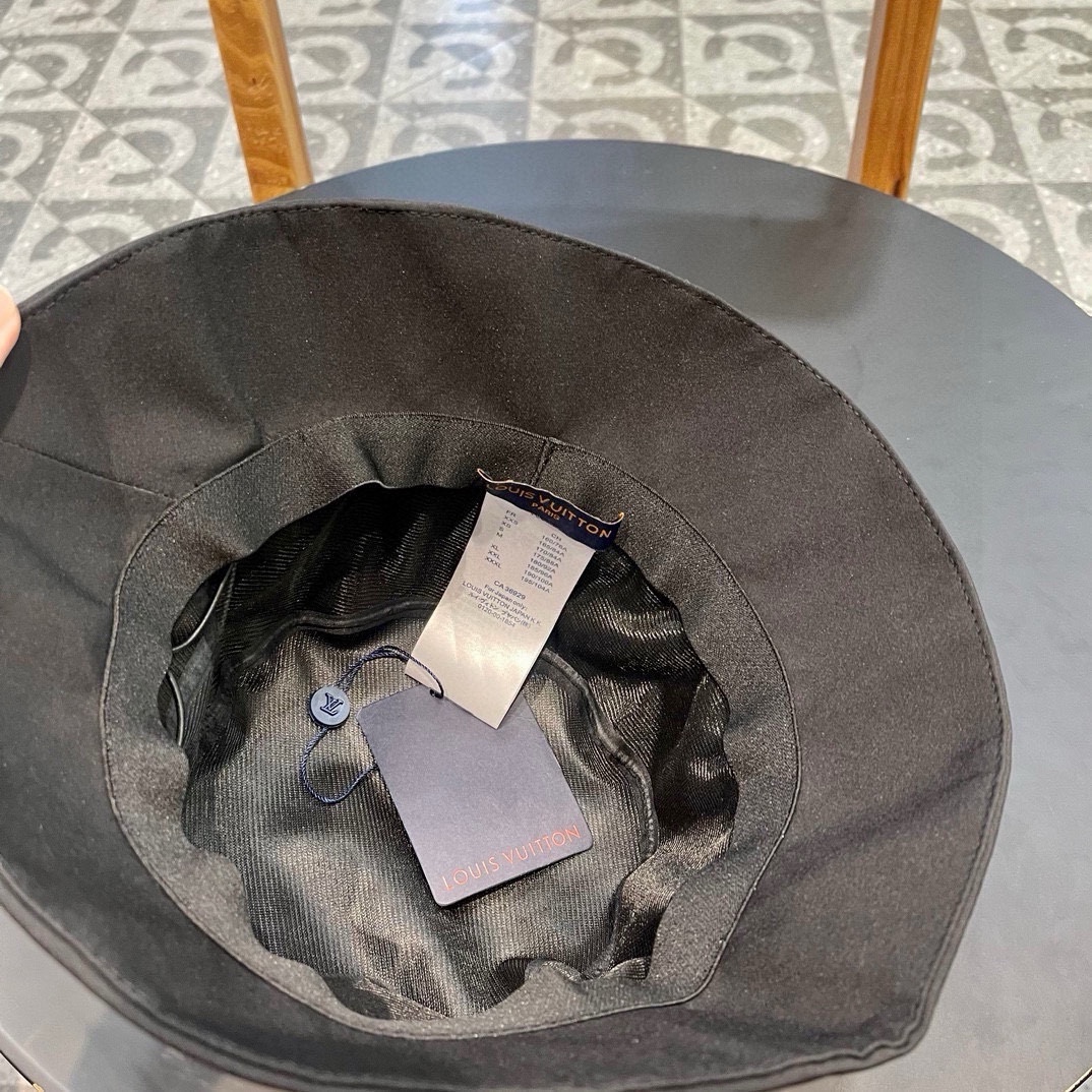  LV渔夫帽🧢新款路易威登渔夫帽🧢 火爆出货，百搭单品🥰随便搭配都很好看 质量超赞👍 时尚百搭