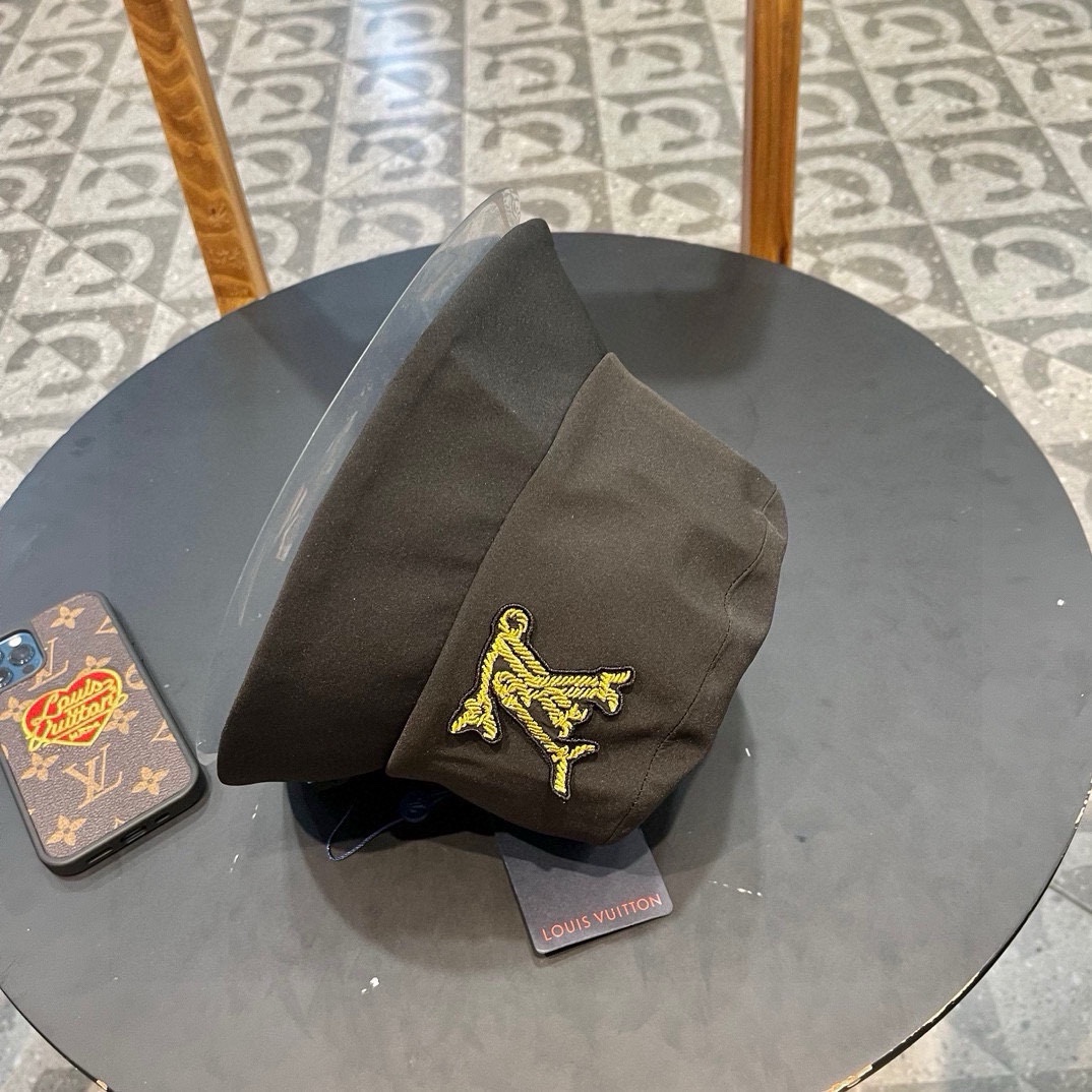  LV渔夫帽🧢新款路易威登渔夫帽🧢 火爆出货，百搭单品🥰随便搭配都很好看 质量超赞👍 时尚百搭