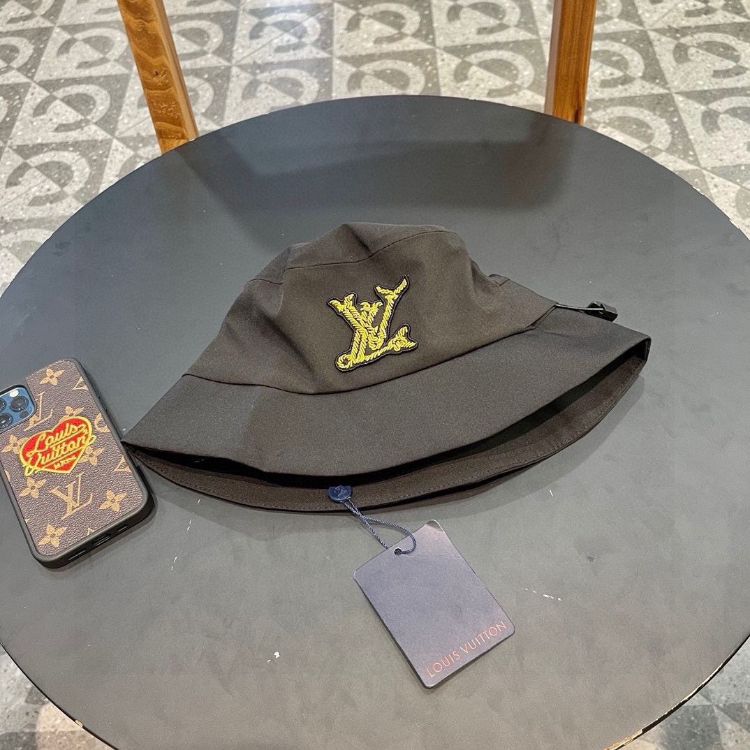  LV渔夫帽🧢新款路易威登渔夫帽🧢 火爆出货，百搭单品🥰随便搭配都很好看 质量超赞👍 时尚百搭