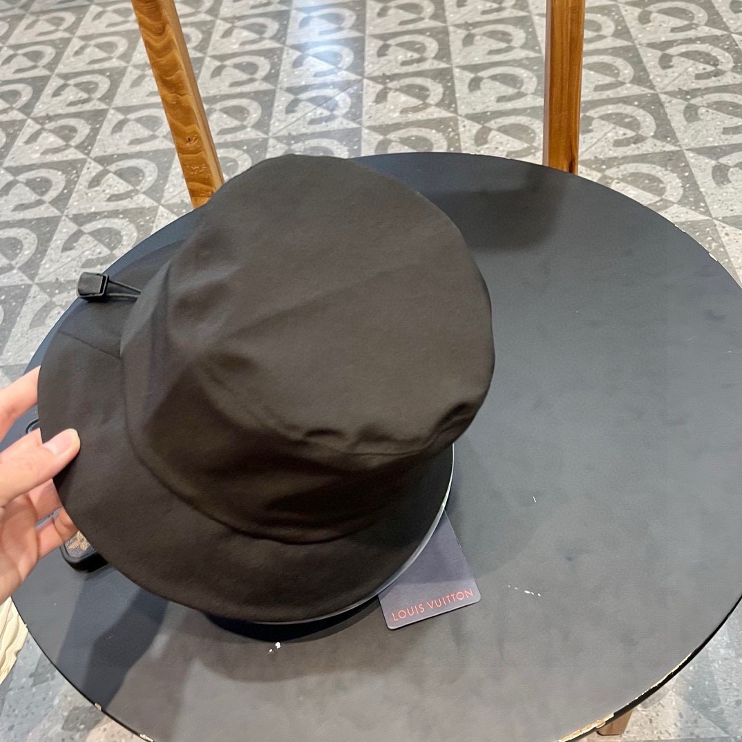  LV渔夫帽🧢新款路易威登渔夫帽🧢 火爆出货，百搭单品🥰随便搭配都很好看 质量超赞👍 时尚百搭