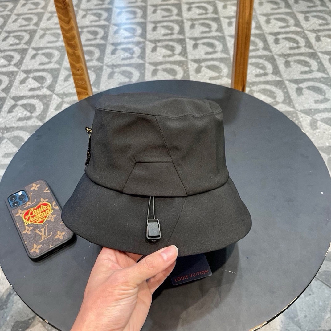  LV渔夫帽🧢新款路易威登渔夫帽🧢 火爆出货，百搭单品🥰随便搭配都很好看 质量超赞👍 时尚百搭