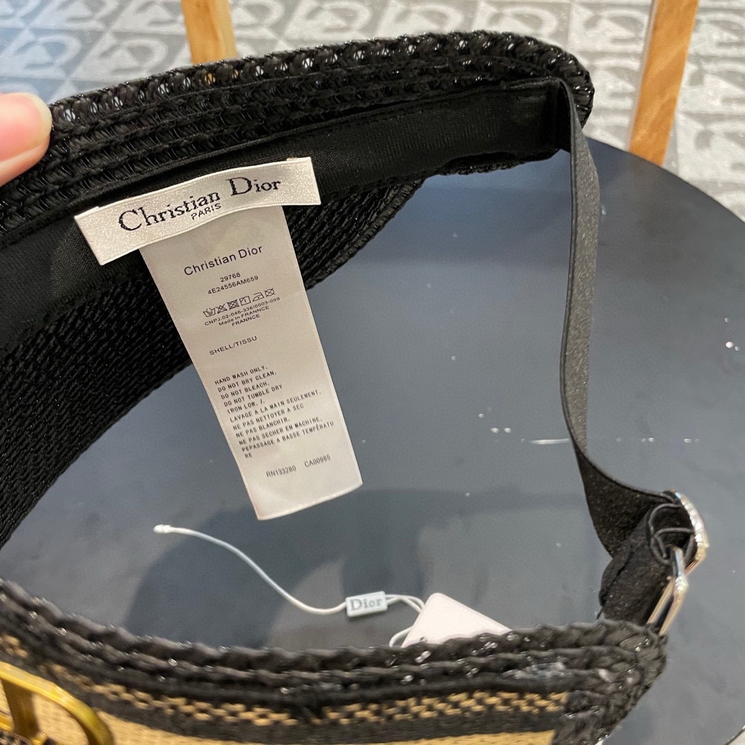  迪奥 Dior 春夏编织空顶草帽
那么多人喜欢不是没有原因的!!
好戴不勒头 发箍式的空顶帽
看上去小