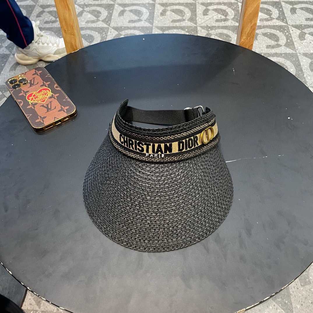  迪奥 Dior 春夏编织空顶草帽
那么多人喜欢不是没有原因的!!
好戴不勒头 发箍式的空顶帽
看上去小