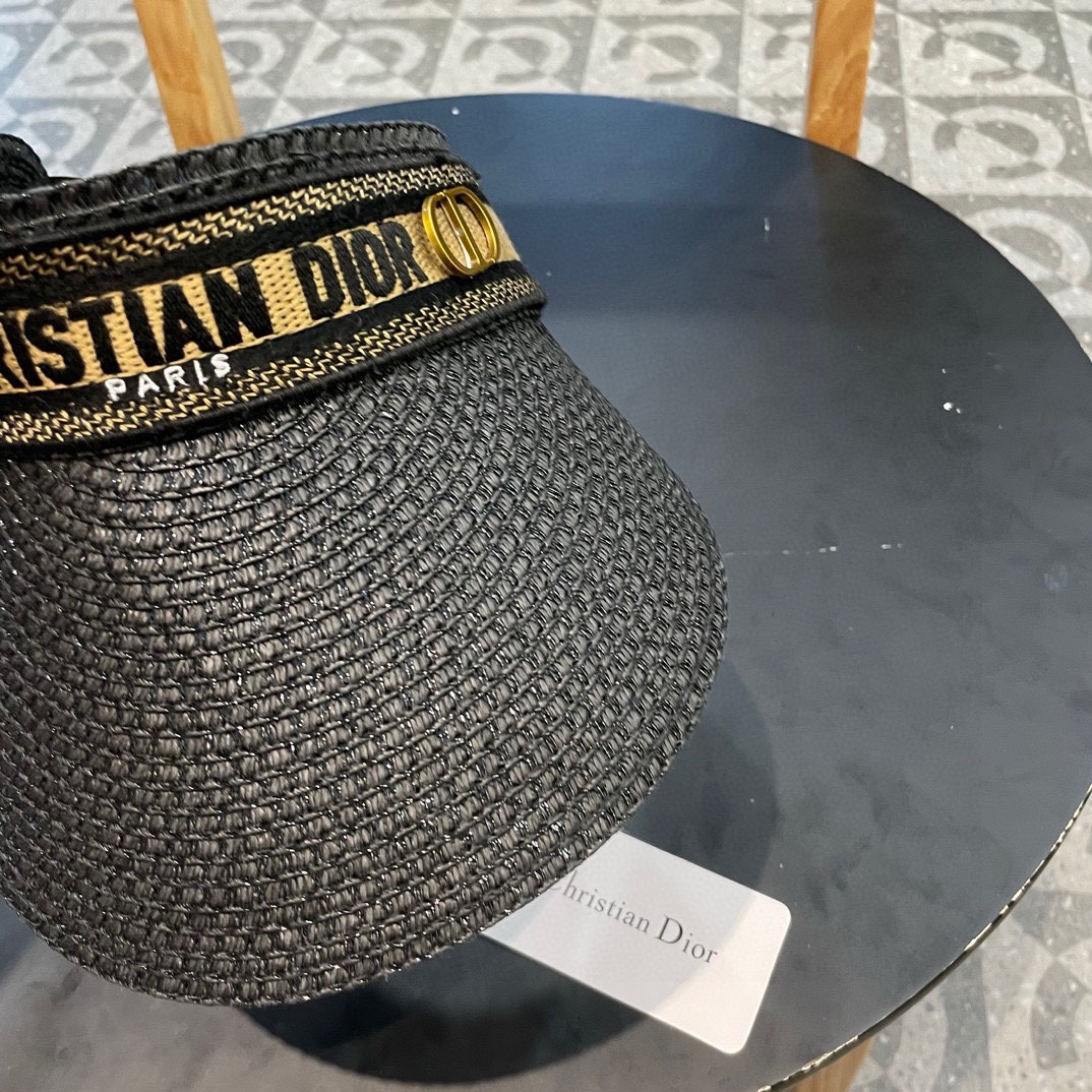  迪奥 Dior 春夏编织空顶草帽
那么多人喜欢不是没有原因的!!
好戴不勒头 发箍式的空顶帽
看上去小