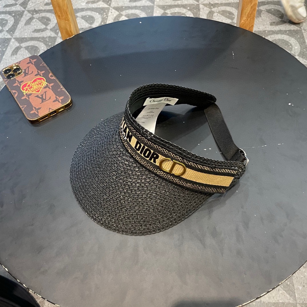  迪奥 Dior 春夏编织空顶草帽
那么多人喜欢不是没有原因的!!
好戴不勒头 发箍式的空顶帽
看上去小