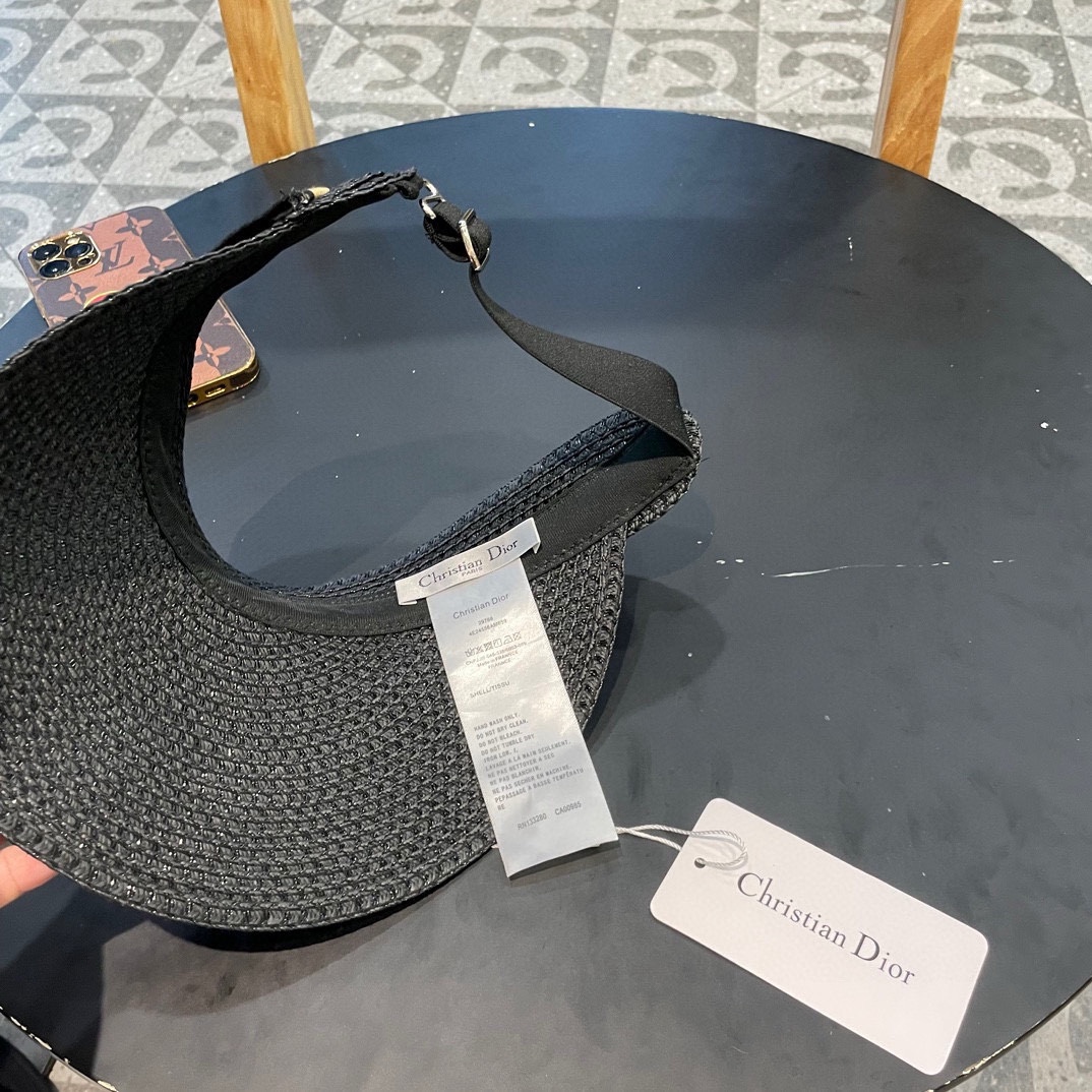  迪奥 Dior 春夏编织空顶草帽
那么多人喜欢不是没有原因的!!
好戴不勒头 发箍式的空顶帽
看上去小